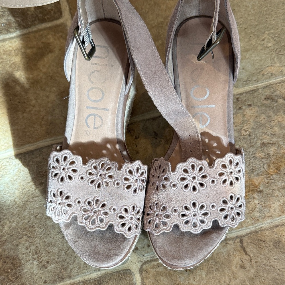 Nicole Women's Mauve Floral Sandals